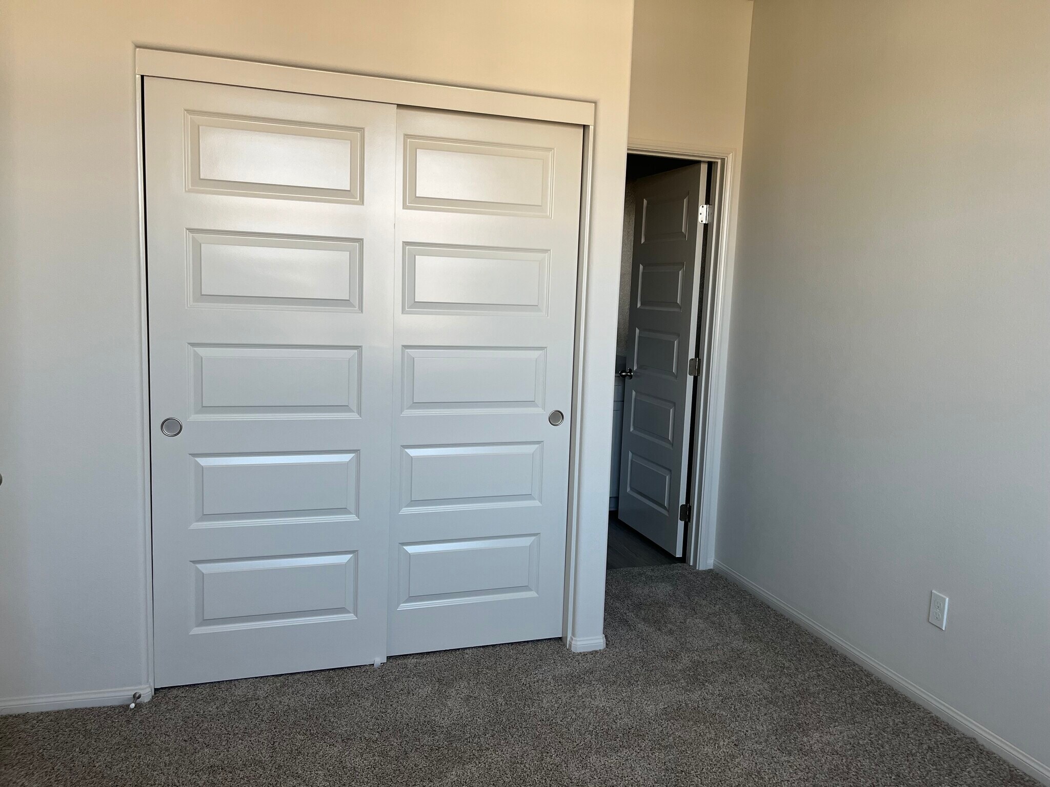 Building Photo - 28019 Oakdale Dr