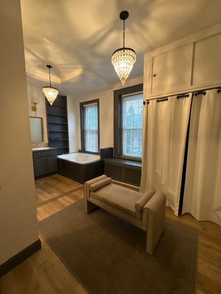 Building Photo - 615 W Market St