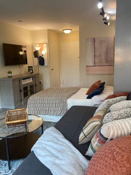 Building Photo - 1021 Arlington Blvd