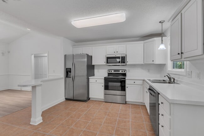 Building Photo - 7040 Pine Rd