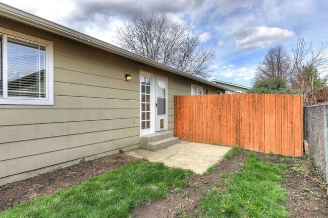 Building Photo - Ensign Ave Duplex