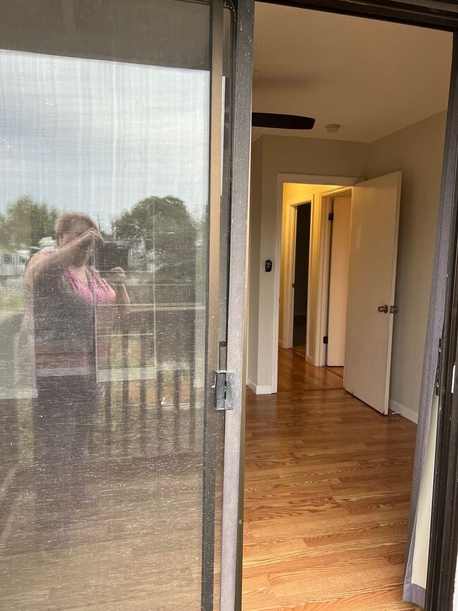 Building Photo - Available now! South Davis Townhome On Ver...