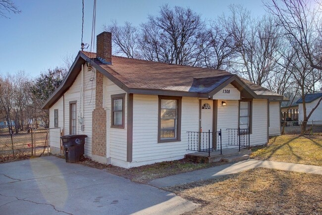 Building Photo - Available Mid July! 3-bedroom 1 bath for lease in Cleburne