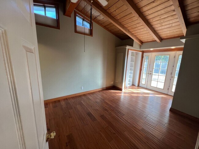 Building Photo - 3 Bed 2 Bath Home!