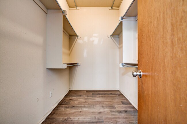 Building Photo - 517 Lone Oak Dr