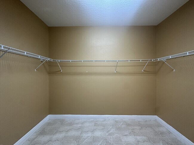 Building Photo - 2412 Country Pond Ct