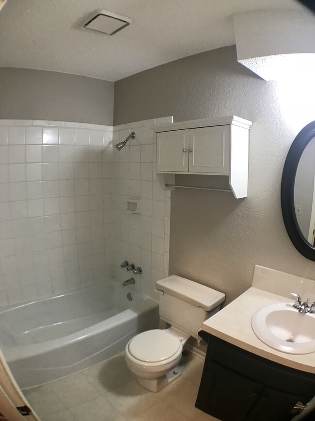 Building Photo - {1423} Olathe Townhome + 3Bed/2.5Bath + Fe...