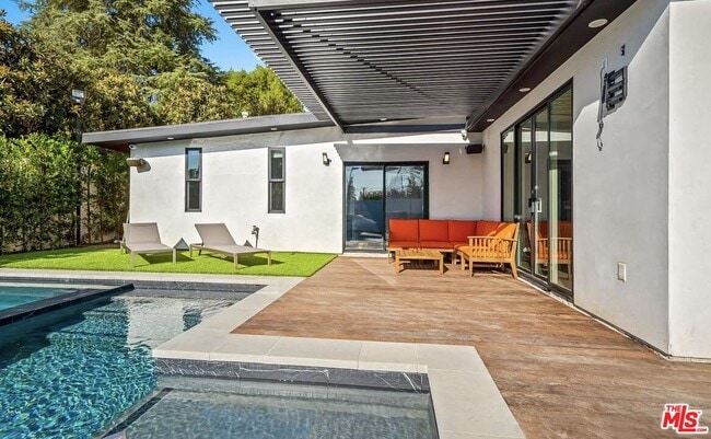 Building Photo - 22616 Oxnard St