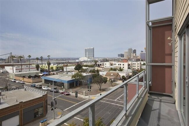 Building Photo - 5-Story UNIQUE Industrial Townhome - 3BD/4BA - w/ Open Floor Plan, Lots of Natural Light! - Secur...