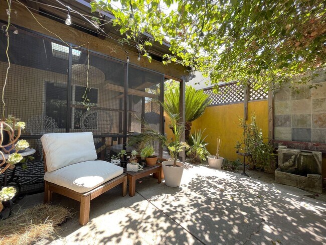 Building Photo - 7326 Vanalden Ave