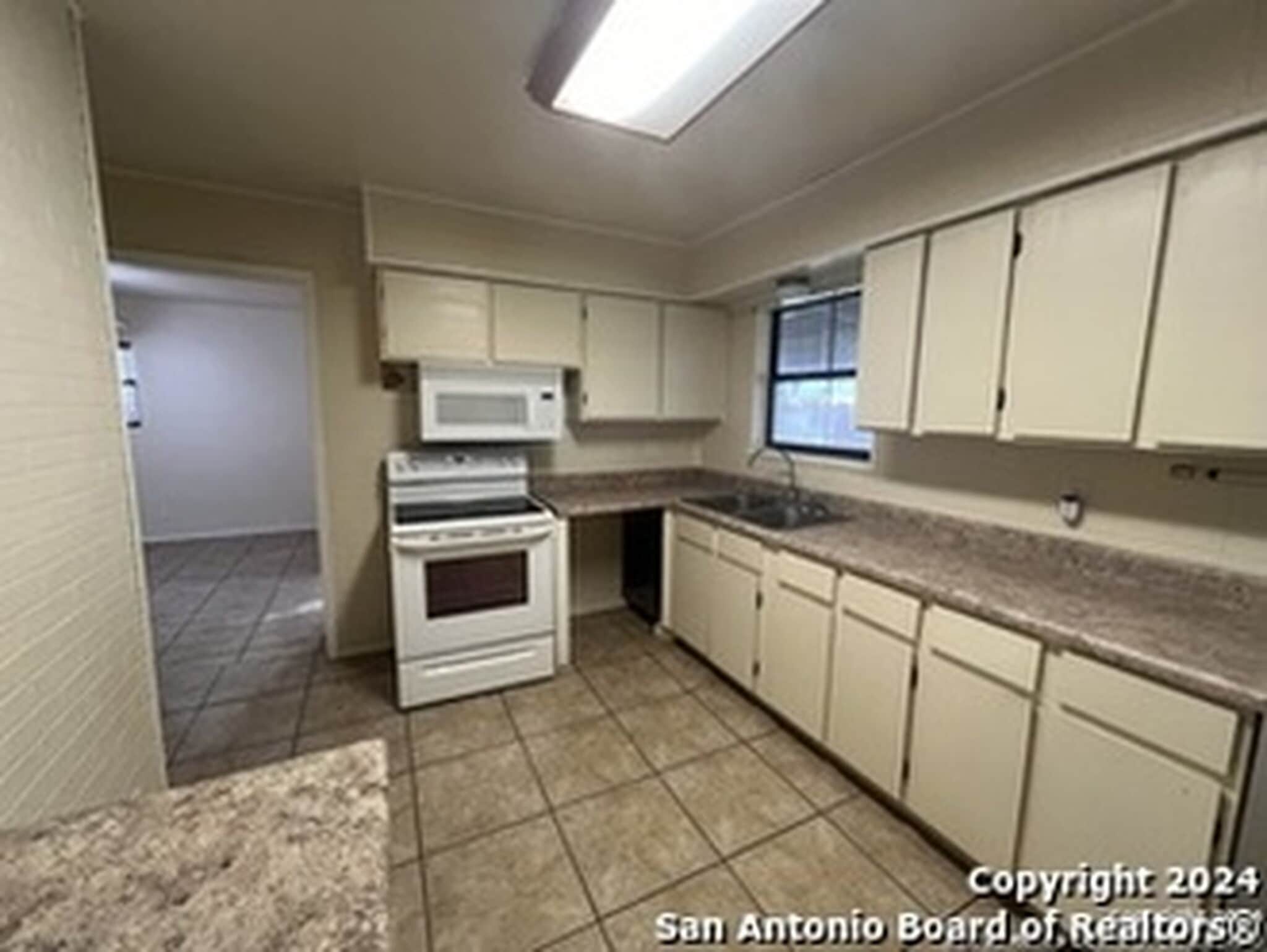 Kitchen - 208 Michelle Dr