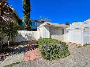 Building Photo - Charming North Napa Condo in Prime Location – A Must See!