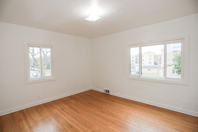 Building Photo - 2754 W Berwyn Ave