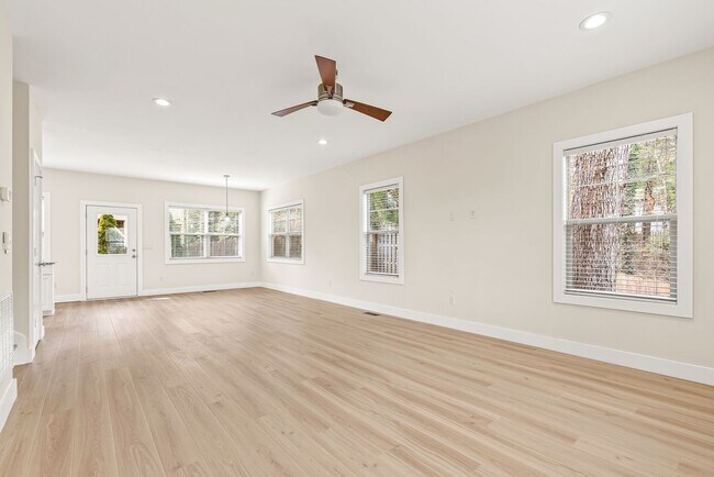 Building Photo - House in Kenilworth - Beautifully Refreshed!