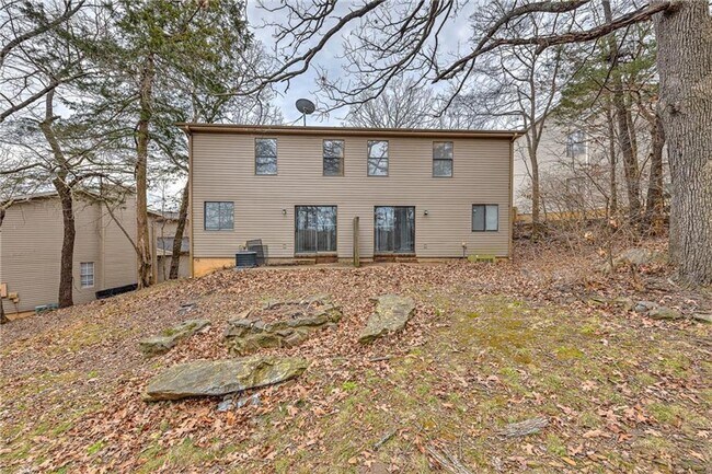 Building Photo - Updated 2 Bed 2 Bath Townhome located in East Fayetteville. Pool access included!