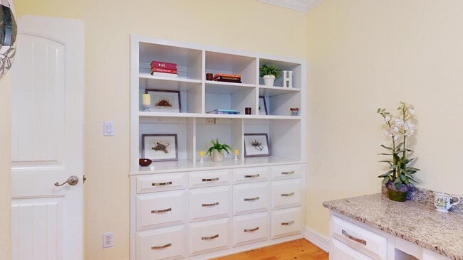 Building Photo - 100 Sweetbriar Lakes Dr