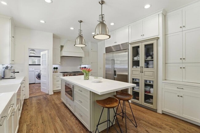 Building Photo - 566 E Crescent Dr