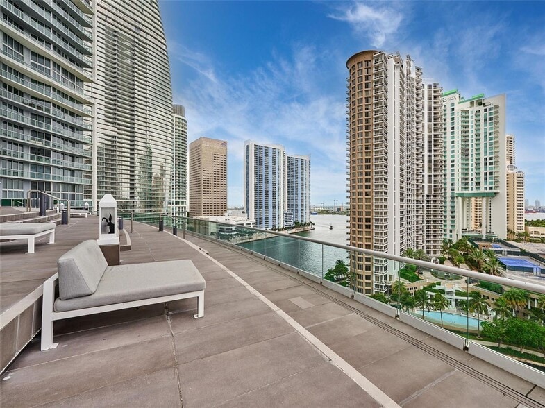 Building Photo - 495 Brickell