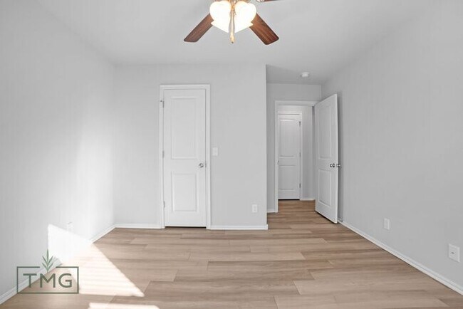 Building Photo - Charming Craftsman | 4 Bed, 2 Bath | 2-Car...
