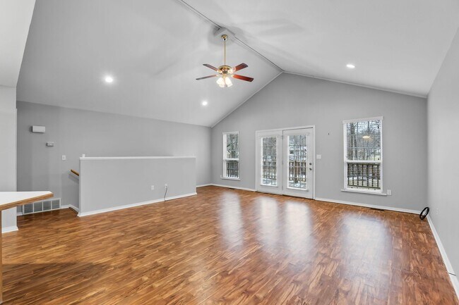 Building Photo - 911 Stonebridge Dr