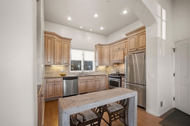 Building Photo - 525 Laurel Ave