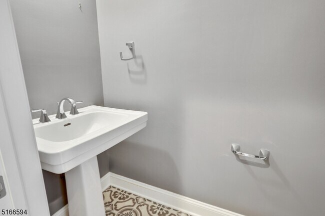 Building Photo - 23 Ruthven Pl