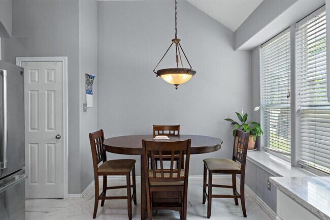 Building Photo - 123 Justin Leonard Dr