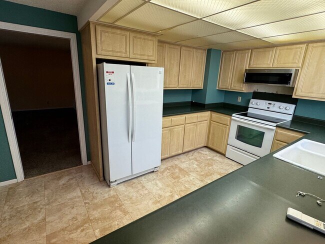 Building Photo - 3 Bedroom House off Harlow Rd.