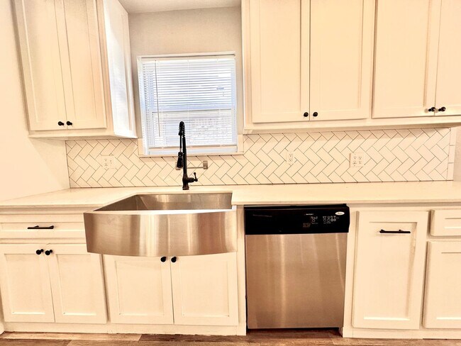 Building Photo - 4 Bed Spacious Midwest city House