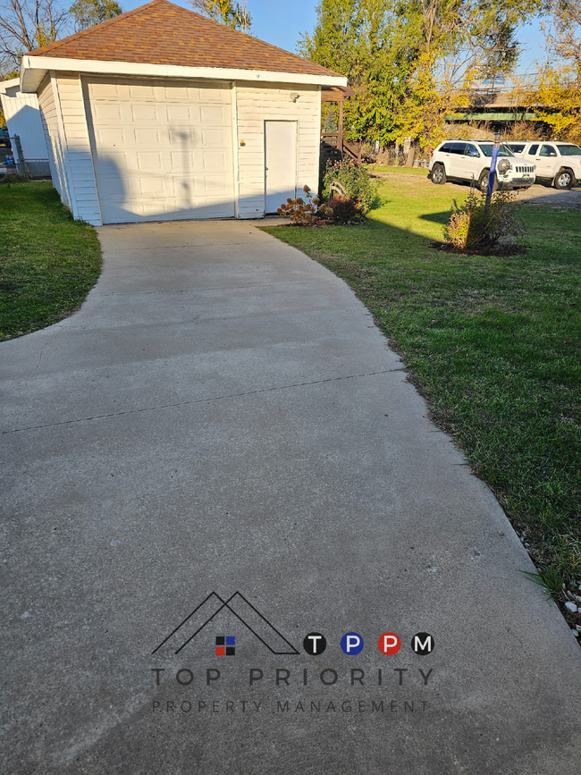 Building Photo - 2 Bedroom | 1 Bathroom Single-Family Home ...