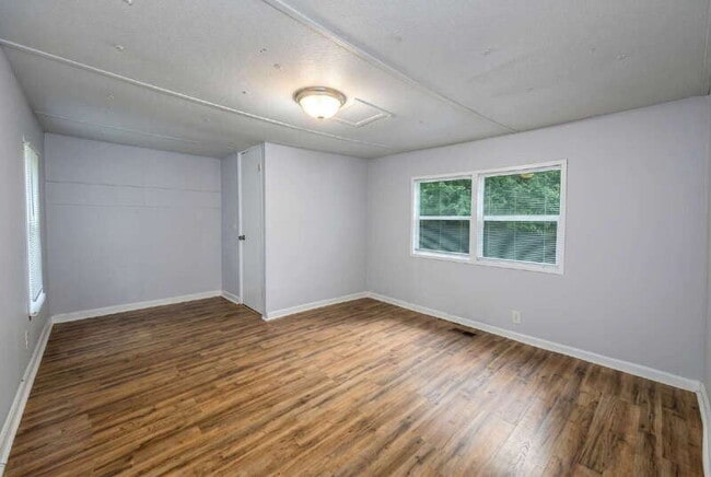 Building Photo - 122 Collins Rd