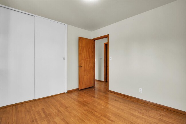 Building Photo - 9 Glenview Dr