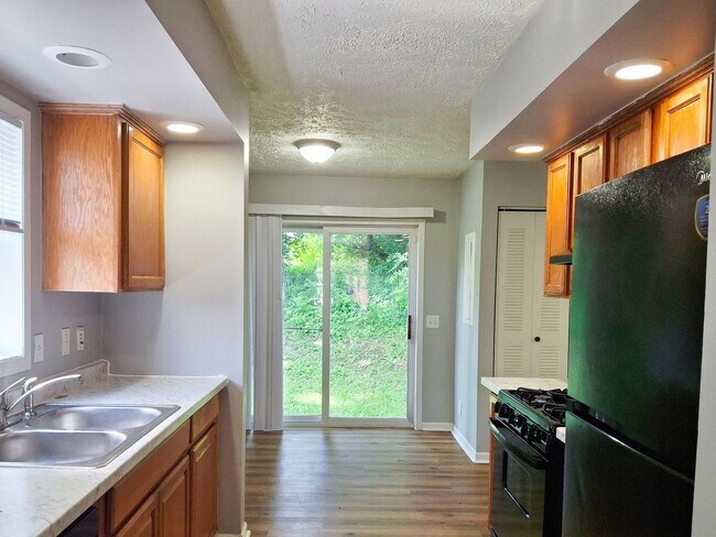 Building Photo - 4 Bed / 2 Full Bath House on a Quiet Dead-End Street — Attached Garage, Central A/C, W/D Hookups ...