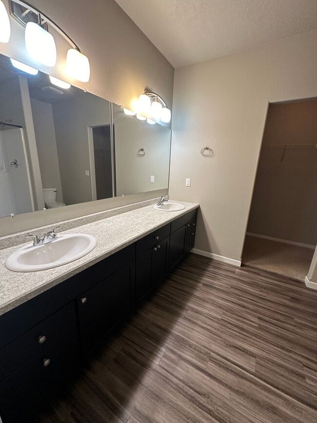 Building Photo - 3 Bedroom Townhouse!