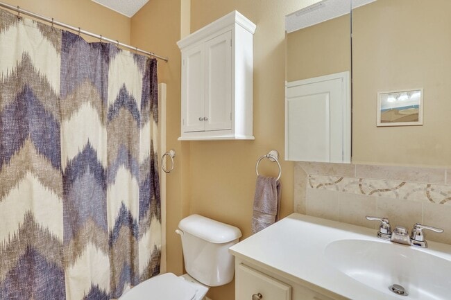 Building Photo - Stunning 2 bedroom, 2 bath in Bluffton