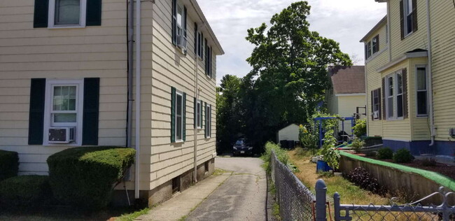 Building Photo - Charming 1st Floor Apartment in Convenient...