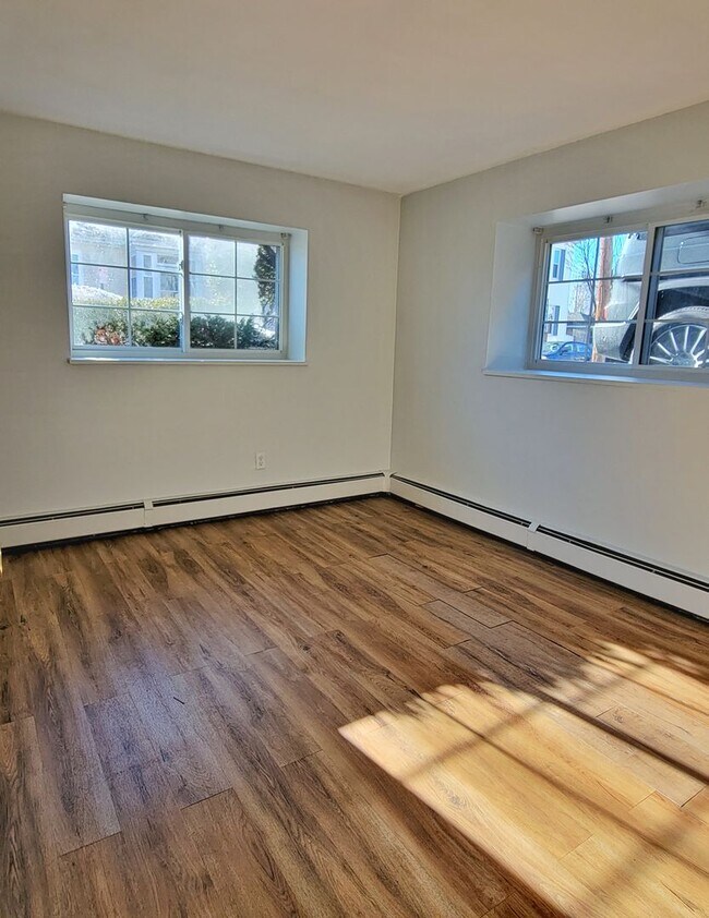 Building Photo - Heat, hot water and parking included! Cozy...