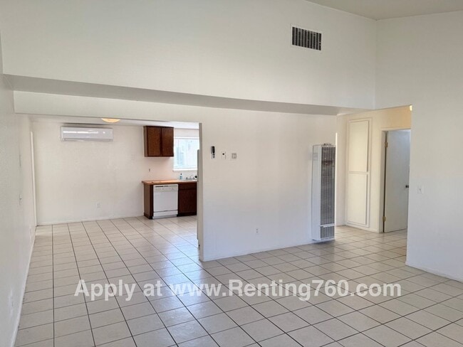 Building Photo - Spacious 2 Bed 1 Bath Home With Indoor Lau...
