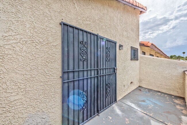 Building Photo - 2080 E Karen Ave