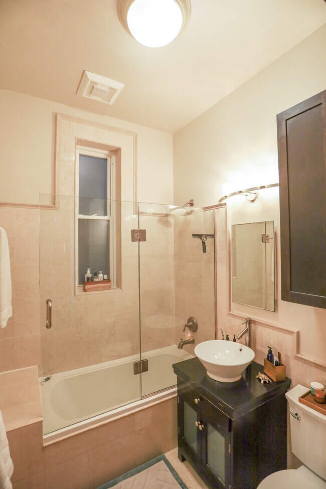 Bathroom - 1125 N Damen Ave
