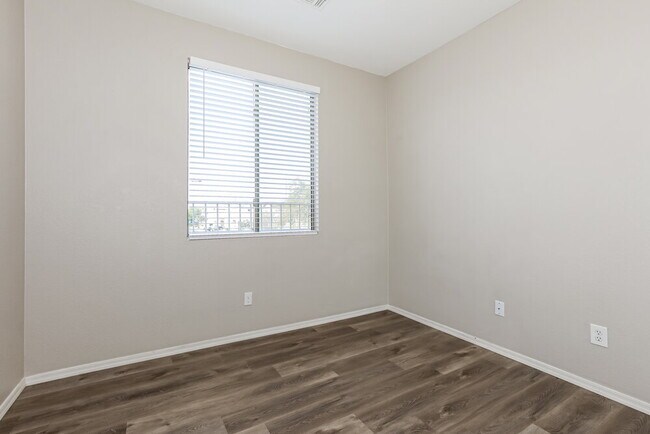 Building Photo - 1225 S Mansard