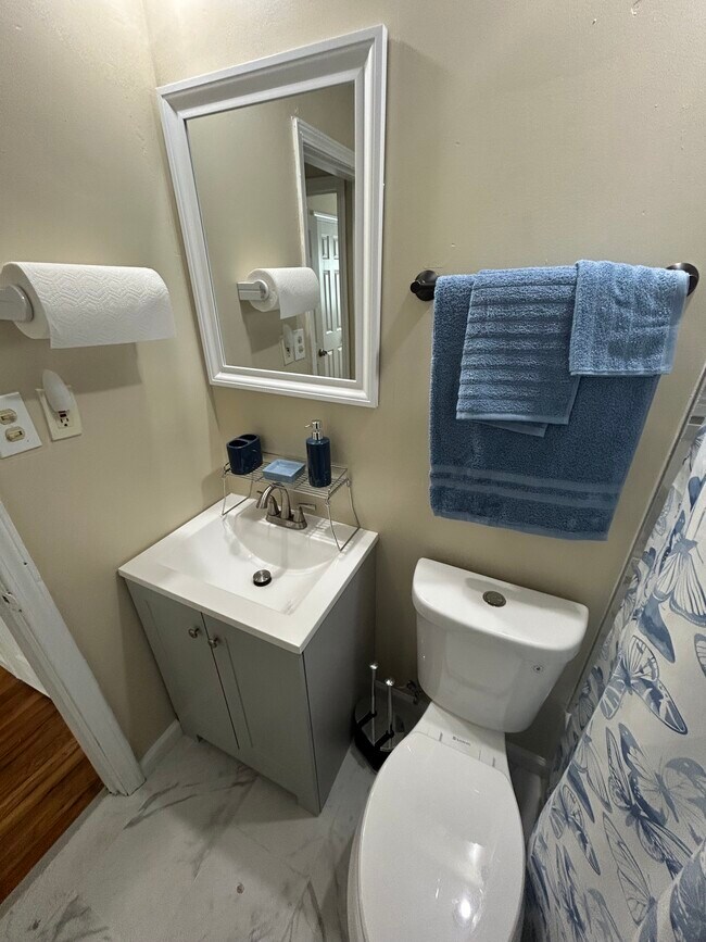 Building Photo - 937 Edgehill Dr