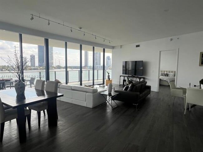 Building Photo - 5500 Island Estates Dr