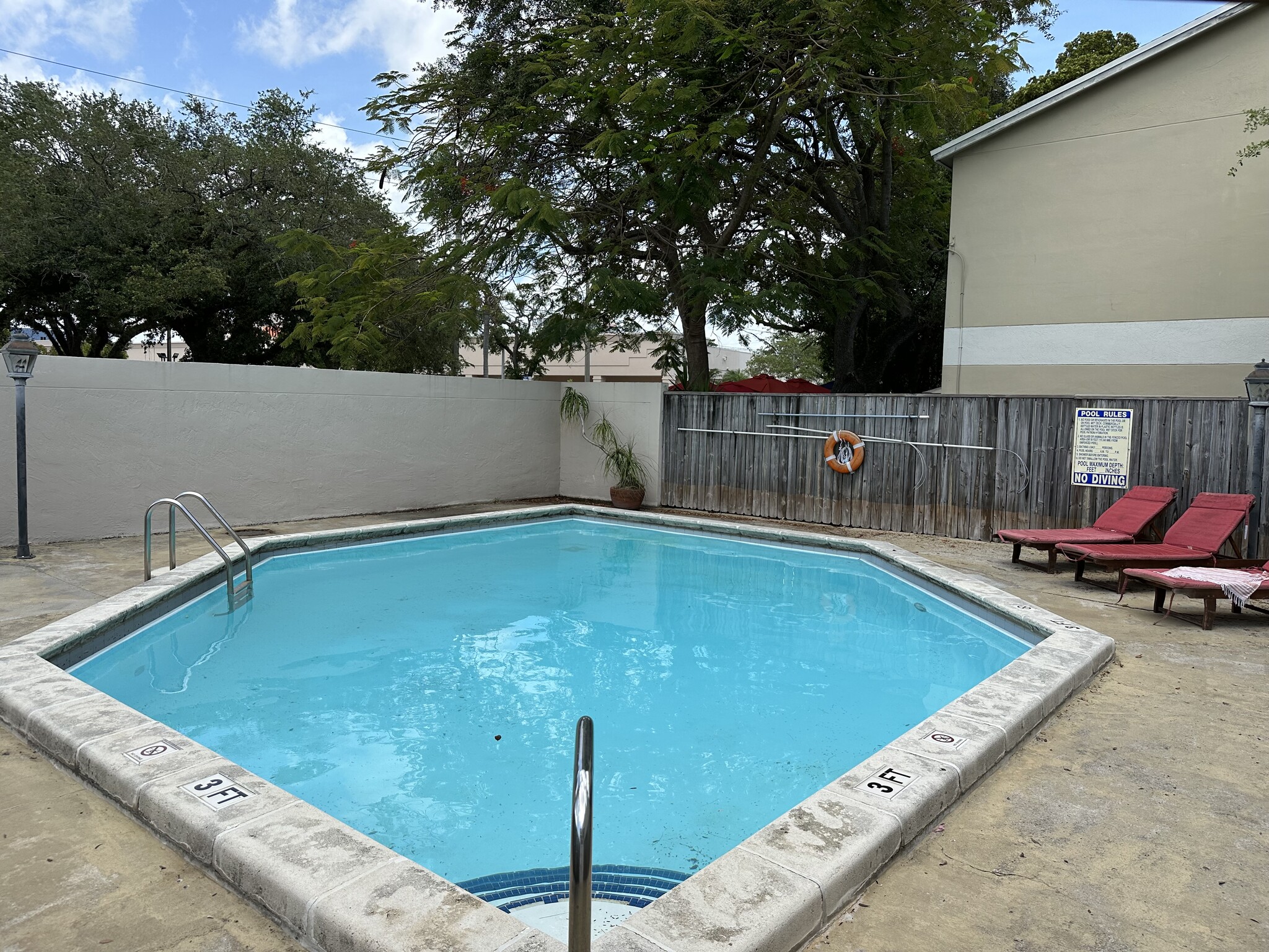 community pool - 3192 Bird Ave