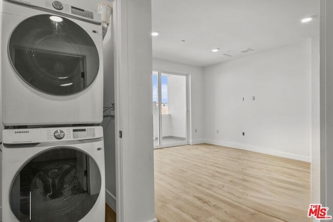 Building Photo - 5813 Lexington Ave