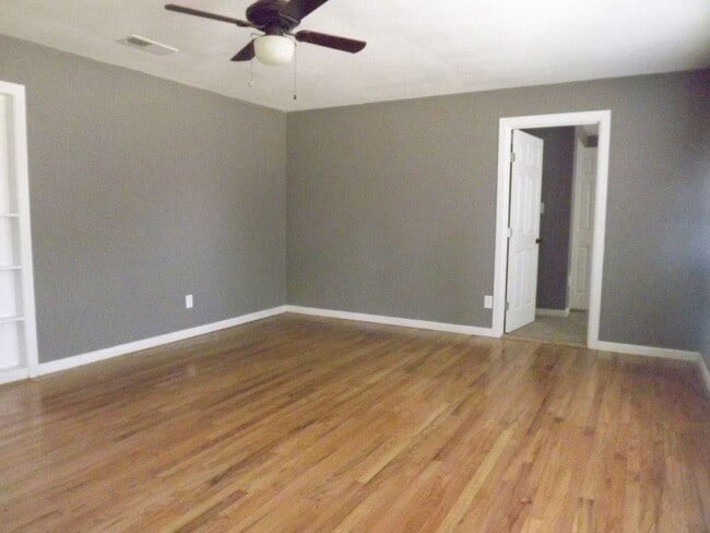 Building Photo - Pre Leasing for Fall 2026!!