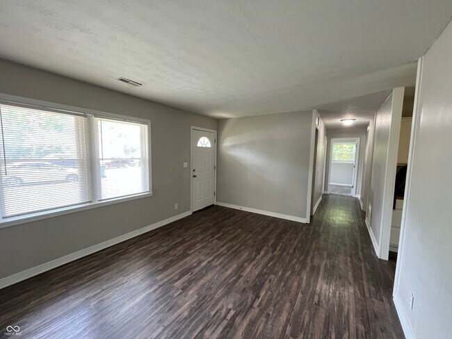 Building Photo - 3831 Bennett Dr