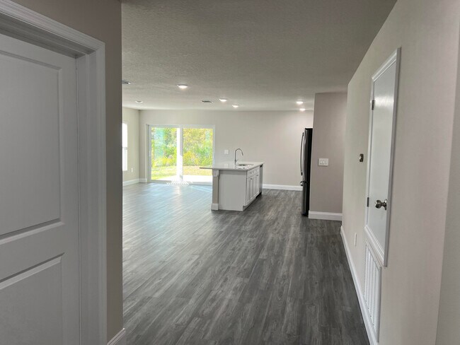 Building Photo - 850 San Filippo Dr SE