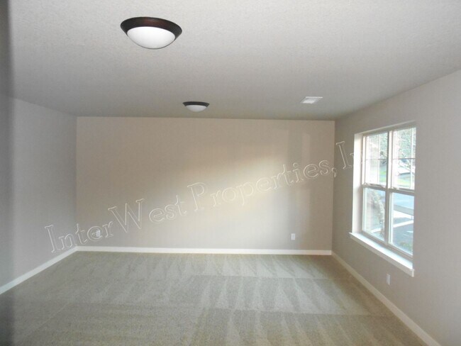 Building Photo - 3+ BED 2.5BA TIGARD HOME WITH DEN, SOAKER ...