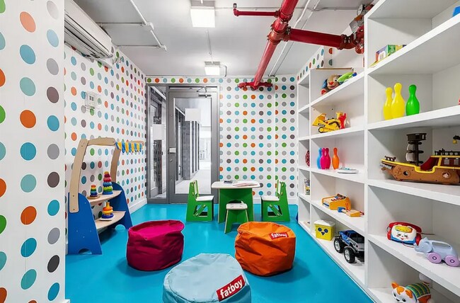 Building Photo - 175 W 95th St